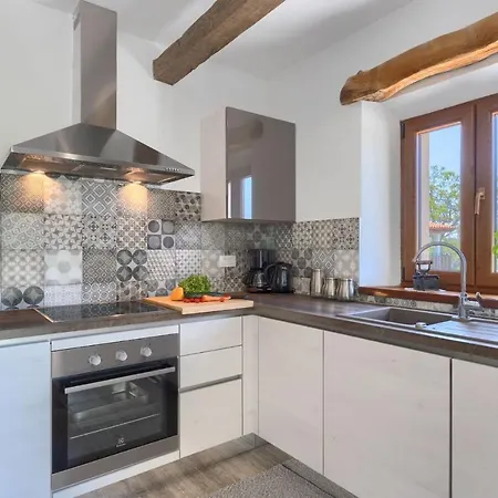Family Casa Ida With Pool And Grill In Groznjan Makovci