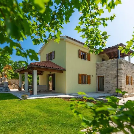 Villa Family Casa Ida With Pool And Grill In Groznjan *