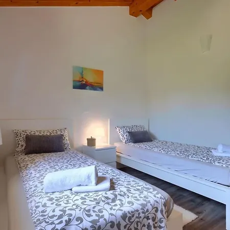 Villa Family Casa Ida With Pool And Grill In Groznjan *
