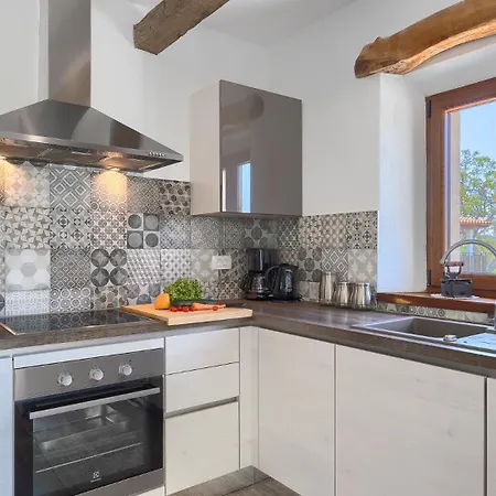 Family Casa Ida With Pool And Grill In Groznjan *